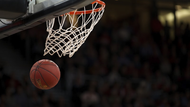 NBA总决赛丹佛掘金队与迈阿密热火队球员篮下对抗特写